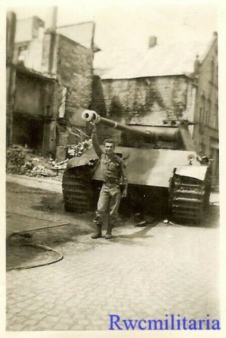 Rare Us Soldier W/ Abandoned German Pzkw.  V Panther Panzer Tank On Street
