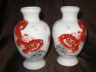 A Chinese Vintage White Porcelain Orange Foo Dog Vase Signed