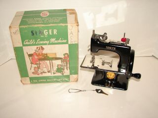 Vintage Singer No.  20 Sewhandy Toy Child Small Sewing Machine