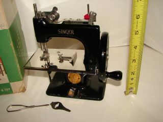 VINTAGE SINGER No.  20 SEWHANDY TOY CHILD SMALL SEWING MACHINE 2