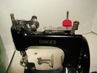 VINTAGE SINGER No.  20 SEWHANDY TOY CHILD SMALL SEWING MACHINE 3