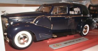 Signature 1938 Cadillac V16 Fleetwood Die - Cast Boxed 1:18