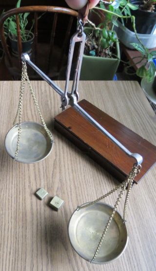 ANTIQUE TRAVELING BALANCE GOLD SCALE in WOODEN BOX 2