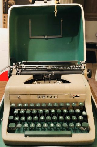 Vintage Royal Quiet De Luxe Old Typewriter In Case W/key