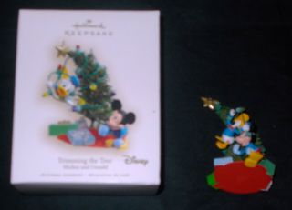 2007 Hallmark Christmas Ornament Trimming The Tree Mickey And Donald Disney Orn.