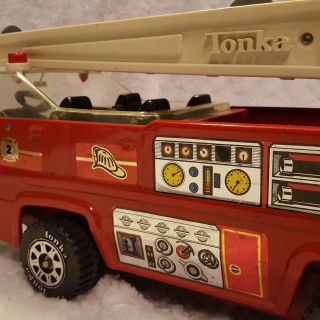 Vtg 1970s TONKA Fire Engine Truck w/SWIVEL AERIAL LADDER Pressed Steel 2