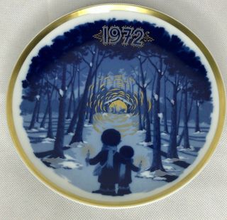 Vintage Santa Clara Christmas Children In Woods Plate 24 - 82 White Blue Gold