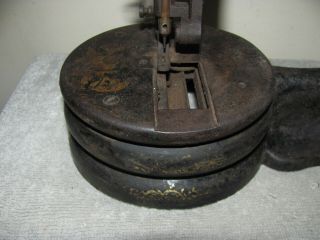 Antique Cast Iron Hand Crank Sewing Machine 3