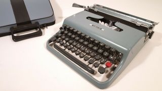 Olivetti Lettera 22 Vintage Typewriter 1954 Blue W/ Case Underwood Italy