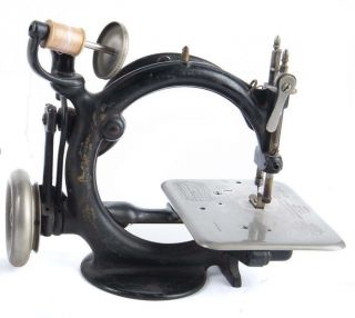 ANTIQUE WILLCOX & GIBBS HAND CRANK SEWING MACHINE WITH PAINT A487696 2