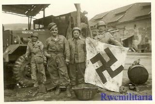 Souvenir Hunter Us Troops By Wrecker Truck W/ Captured German Hat & Standarte