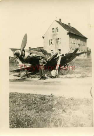Wwii Photo - Captured German Focke - Wulf Fw 190 Fighter Plane Wreck & Us Gi - 2