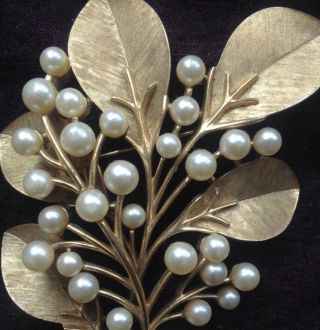 Vintage Crown Trifari Faux Pearl Leaf floral goldtone brooch pin 60s 2