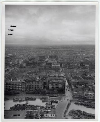 1945 Us Carrier Corsair Fighters Over Shanghai China On Vj Day 8x10 News Photo