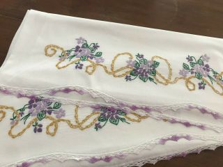 Vintage Pillowcase Set Of 2 Embroidered Purple Violets Crocheted Edges (35)