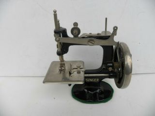 1920s Vintage Small Singer Sewing Machine With Hand Crank (approx.  7 " Tall)