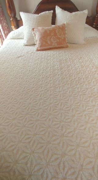 Vintage Snowy White Plush Daisy Cotton Chenille Bedspread,  85 " X 104 ",  Full Size