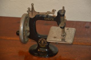 Antique 1914 Singer Model 20 Toy Hand Crank Sewing Machine