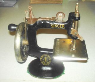 Antique Singer Model 20 Child Toy Sewing Machine - 7 Spoke Wheel