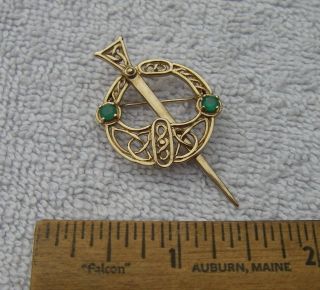 Vintage Irish 9 Ct Yellow Gold Pennanular Pin W/green Stones - Signed Tjh - 1992