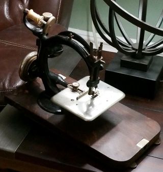 Antique Ca 1904 Willcox Gibbs Sewing Machine.