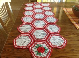 Vtg 1950s Hand Crocheted Cabbage Rose Hexagon Table Runner Farmhouse Kitchen