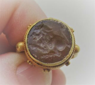 SCARCE ANCIENT ROMAN HIGH CARAT GOLD RING WITH CARNELIAN INTAGLIO BEAST 2