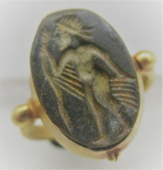 Ancient Roman High Carat Gold Ring With Agate Hunter Intaglio 200 - 300ad