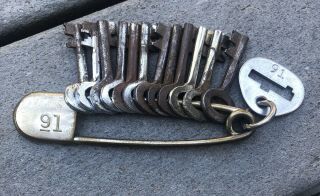 Vintage Key Tag Giant Laundry Safety Pin W/ Skeleton Keys 91 Patent 1991827