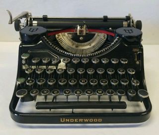 Vintage Underwood Portable Typewriter With Travel Case