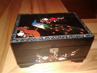 Vintage Black Lacquer / Mother of Pearl Inlay Handpainted Jewelry Box w/ Key 2