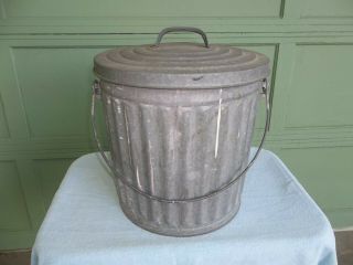 Antique Galvanized 6 Gallon Ribbed Trash Garbage Can W/ Top & Bucket Handle - Vgc
