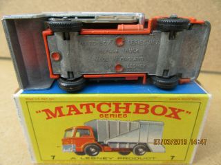 Matchbox1 - 75 No.  7c.  Ford Refuse Truck 1967 orange - red body,  grey & silver dumper 2