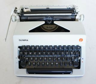 Olympia Sm9 Deluxe Typewriter With Case - De Luxe Vintage