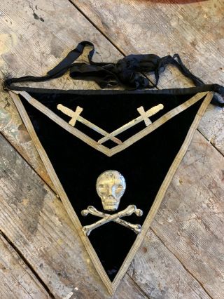 Antique Masonic Knights Templar Skull And Crossed Bones Apron.