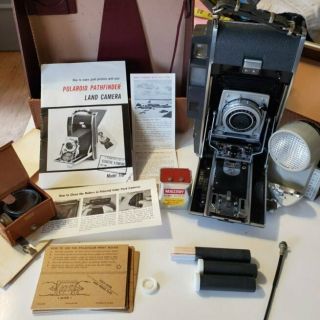 Vintage POLAROID 110B Pathfinder camera and accessories 2