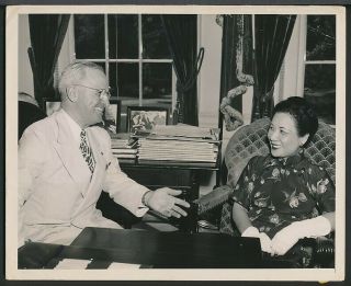 1945 Photo Madame Chiang Kai - Shek & President Harry S.  Truman