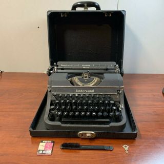 Vintage 1946/47 Portable Underwood Universal Typewriter W.  Case V/clean