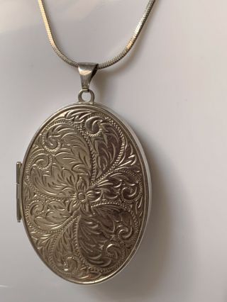 Very Large Hallmarked Vintage Solid Sterling Silver Foliate Etched Locket 19.  1g