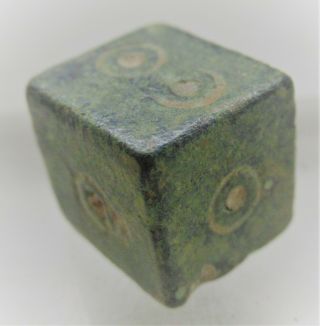 CIRCA 200 - 300AD ANCIENT ROMAN BRONZE CUBIC GAMING PIECE WITH RING AND DOT MOTIFS 2