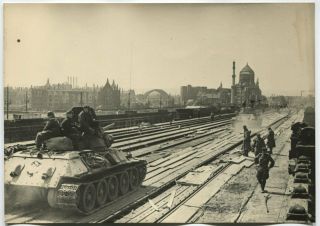 Wwii Large Size Press Photo: Russian T - 34 Tanks Crossing Elbe River Dresden 1945