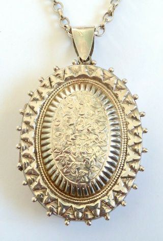 A Large Vintage Silver Opening Locket & Chain With A Leaves Design