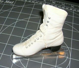 Raine Just The Right Shoe,  Figure 8 With Stand,  Ice Skate Euc,