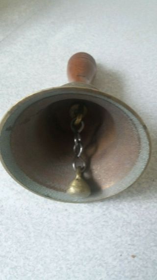 VINTAGE / RETRO BRASS WOODEN HANDLE HAND BELL - 7 INCHES TALL 3
