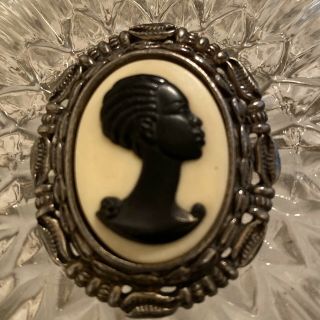 Vtg Coreen Simpson Silver - Tone The Black Cameo Cowrie Shell Border Signed Brooch