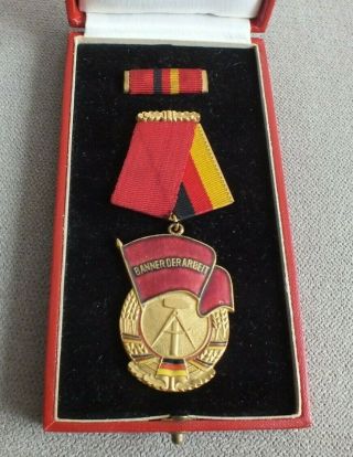 East German Ddr Gdr Early Type Red Banner Order,  Case Of Issue Medal Badge