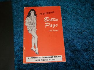 Bettie Page At Home With Cheesecake Pin - Up / Betty Page