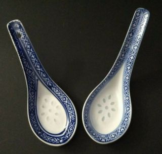 Set Of 2 Vintage Chinese Porcelain Rice Eye Grain Pattern Soup Spoons Blue White