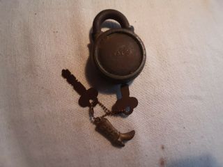 Vintage 326 Yale & Towne Mfg Co Large Round Padlock Lock & Flat Key