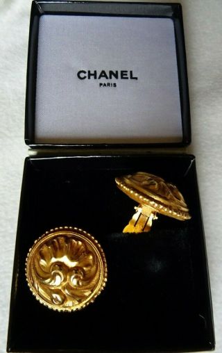 CHANEL VINTAGE GOLD BAROQUE CLIP ON EARRINGS 3